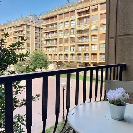 Agradable Con Parking En Gros Apartmán